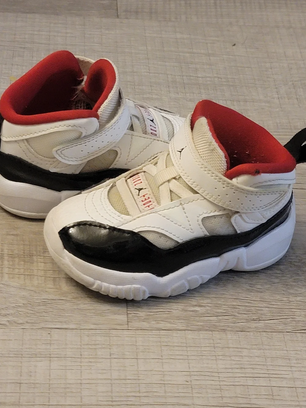 Toddler White/Black/Red Basketball Sneakers - Jordan Style